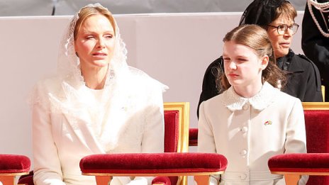 Привилегии: Принцеса Шарлийн се възползва от правото си да носи бяло на среща с папата