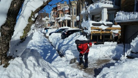 Близо метър сняг затрупа източното крайбрежие на САЩ 