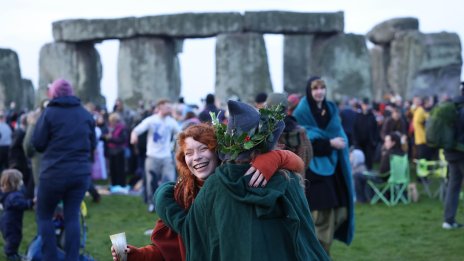 В кадър: Хиляди се събраха край Стоунхендж за зимното слънцестоене