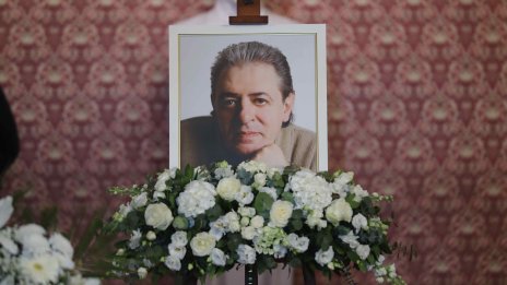 В кадър: Близки и приятели се простиха с Михаил Белчев