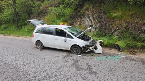 Мистериозна катастрофа край Стара Загора, шофьорът избяга СНИМКИ