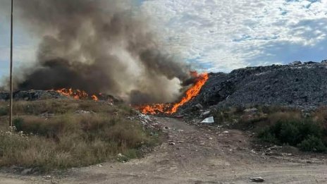 Пожар избухна в депото за отпадъци край Ракитница