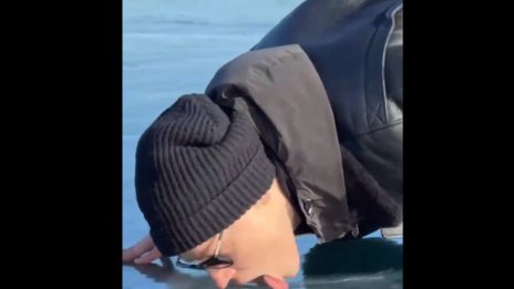 Защо изгориха чучело на любимия певец на Путин край Байкал?  ВИДЕО