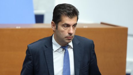 Кирил Петков обяви протест в подкрепа на Васил Терзиев пред общината