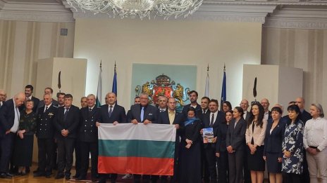 Румен Радев връчи трибагреника на 34-та българска полярна експедиция