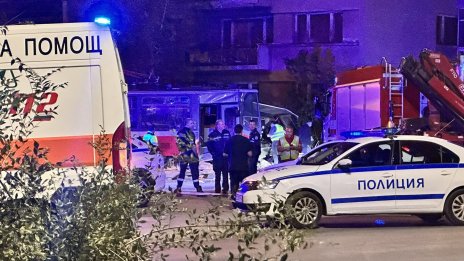 Младежи подкараха трамвай в София и дерайлираха, подлез е разрушен