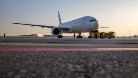 Самолет излезе от пистата в Санкт Петербург при аварийно кацане