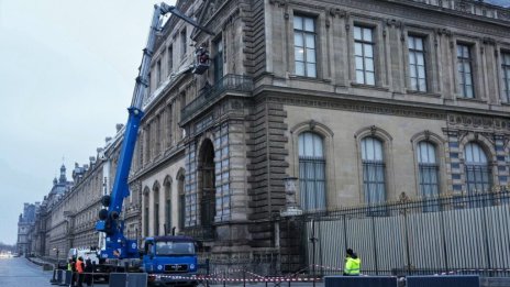 Монтираха метални решетки на прозорците на Лувъра