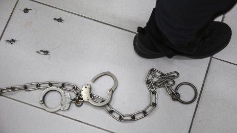 Майка на 10 деца заключила жена за близо 30 г., за да ѝ бъде робиня