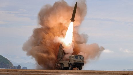 Северна Корея изстреля "предполагаема балистична ракета&ldquo; към Източно море