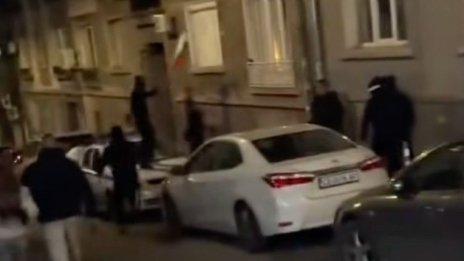 Младежи "празнуваха" Трети март скачайки върху патрулка ВИДЕО