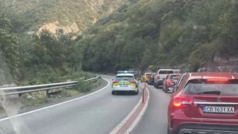 Тежка катастрофа затвори Е-79 в Кресненското дефиле, дете е затиснато в автомобил