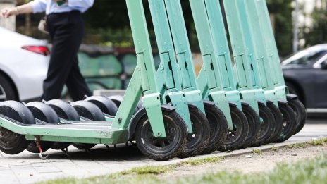 Деца паднаха от тротинетка през нощта в Ловеч