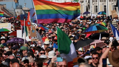 Задържани са десетки хора заради забранено ЛГБТ шествие в Истанбул