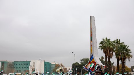 Година след бягството на Башар Асад, Сирия се бори да се възроди