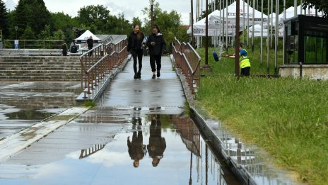 Слънчево начало на деня, следобед гръмотевични бури на места