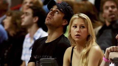 Многодетната майка Анна Курникова демонстрира стройна фигура