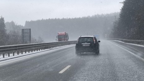 АПИ: Мокри и частично заледени настилки, но проходими при зимни условия