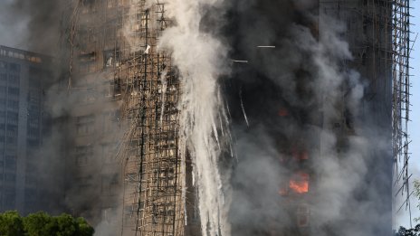 Мрежите на сградите, които пламнаха в Хонконг, не отговаряли на изискванията