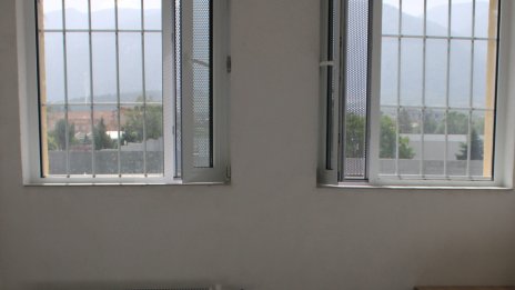 Надзирател хвана наркотици в затвора във Враца