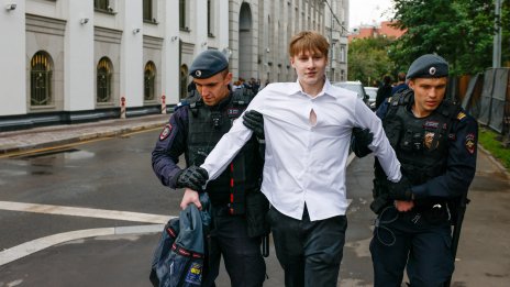 Полицията в Москва арестува близо 35 подрръжници на "Яблоко" ВИДЕО