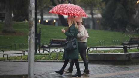Времето днес: Чадърите да са под ръка, отново ще вали