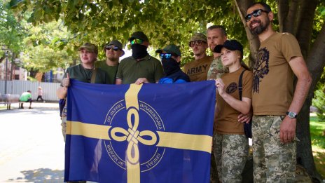 В кадър: Руснаци, живеещи в България, дариха високопроходими автомобили на Украйна