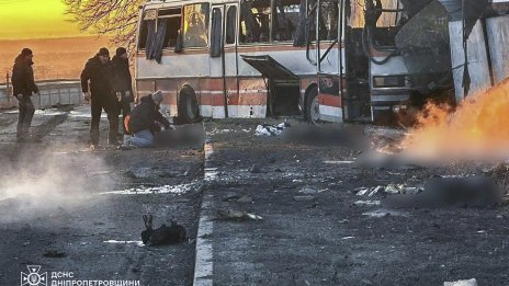 Непровокиран терористичен удар: Русия атакува автобус, превозващ украински миньори