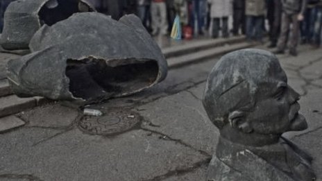 Казахстан срещу съветското минало: Събориха паметник на Ленин 