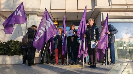 Протест на работещите в пощите: Срам ни е от заплатата ни!