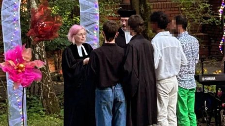 Пасторката, благословила брак между четирима мъже: Те са се омъжили в очите на Бог