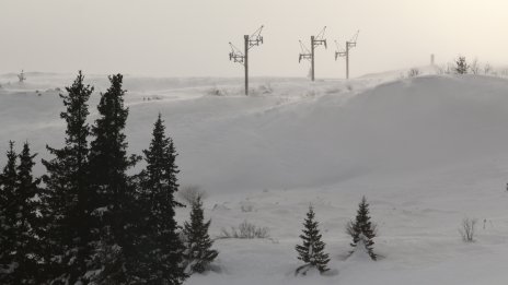 В планините е облачно и вали сняг, пистите работят