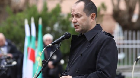 Кметът на Враца ще съди протестиращи за издевателство над семейството му 