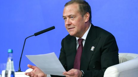 Медведев: Ако Тръмп се забави, Гренландия може да стане руска