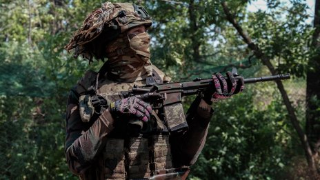 Руски командири продават модерните оръжия на черния пазар, войниците с автомати от 70-те