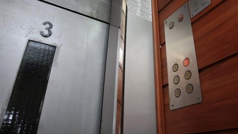 Проблем в РИК-Благоевград: Председателят и секретарката заседнаха в асансьор