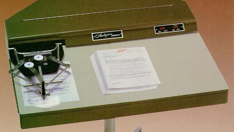 Тръмп отмени всички укази, подписани от Байдън с автописалка