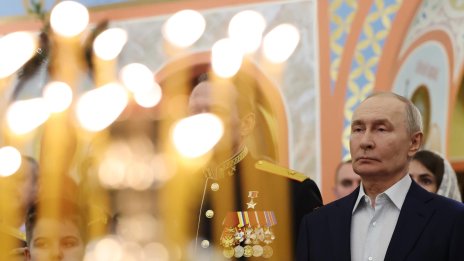 Путин запали свещ на коледна служба за армията си ВИДЕО/СНИМКИ