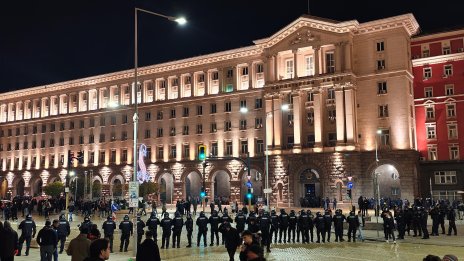 Граждани се събраха пред Министерския съвет на нов протест