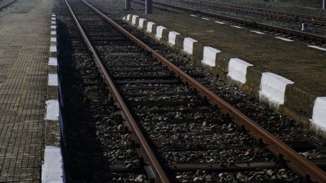 Почина едно от момичетата, скочили от влак в движение