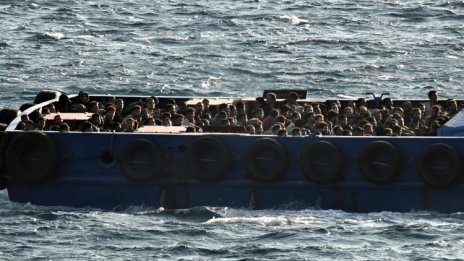 Мицотакис се закани: Гърция няма да се превърне в неохраняема врата към Европа