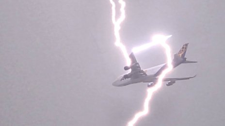 Светкавица удари самолет над Варна