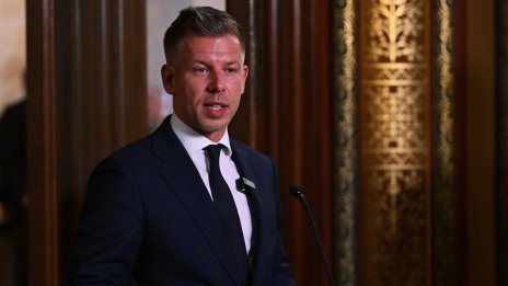 Мъж заплю унгарския премиер Петер Мадяр на гара в Будапеща
