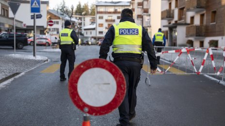 Искри от фойерверки или бенгалски огън са причината за смъртоносния пожар в Швейцария