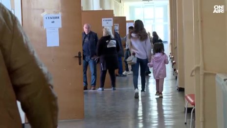 Млади родители заведоха децата си до урните в изборния ден ВИДЕО