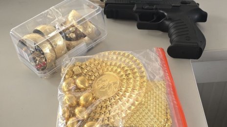 Митничари задържаха газов пистолет и злато на Калотина