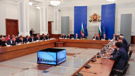 Тристранката обсъжда законодателните промени срещу високите цени