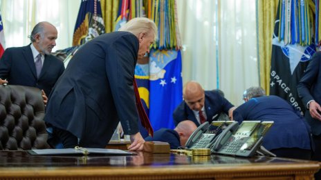 Мъж припадна зад Тръмп на пресконференция в Овалния кабинет ВИДЕО