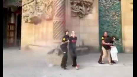 Активисти хвърлиха боя по Саграда Фамилия заради пожарите в Испания ВИДЕО