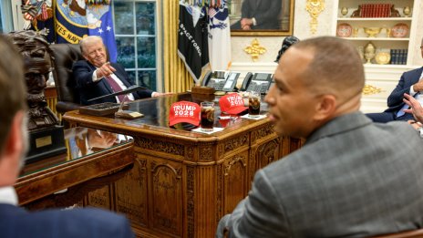Подигравка с демократите: Шапките "Тръмп 2028" небрежно закриваха бюрото му